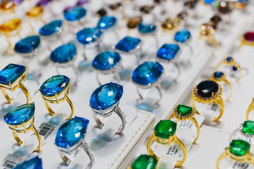 دبئی کے سونے کے بازار میں جواہرات سے سجی ہوئی انگوٹھیاں