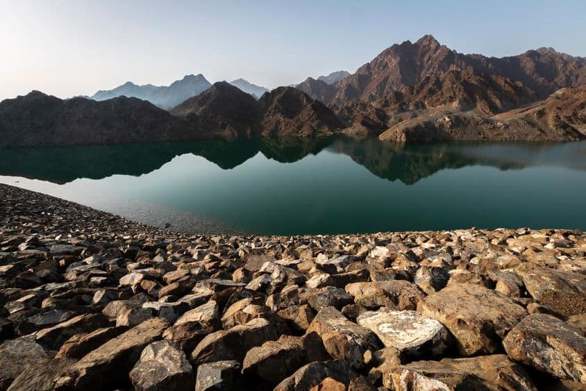 حتہ ڈیم اور پہاڑ، صبح کی روشنی میں چٹانوں اور پہاڑوں کا حسین منظر