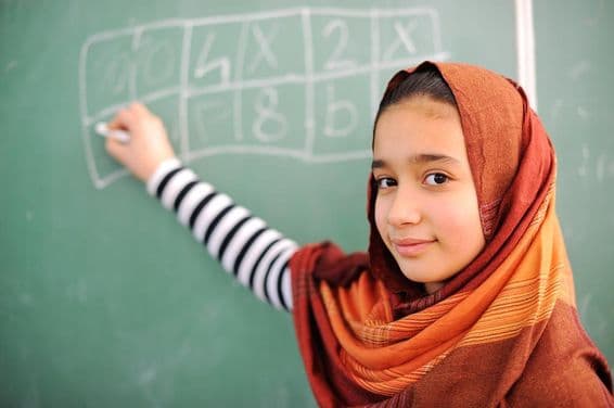 عرب طالبہ بورڈ پر لکھتی ہوئی۔