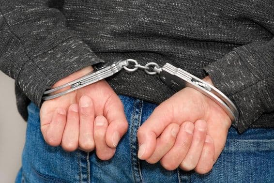 جرائم کے تحت ہتھکڑی میں پکڑا گیا مجرم۔