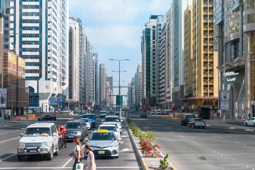ابوظبی میں ایک جدید، جیومیٹریائی ڈیزائن شدہ سڑک۔