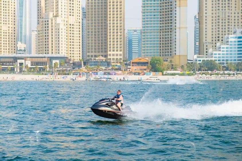 دبئی مرینا خلیج میں جیٹ اسکی پر سوار ایک آدمی۔