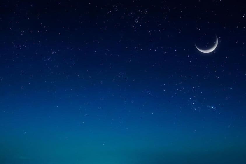 رمضان کی اسلامی رات مشرقی چاند کے ساتھ۔