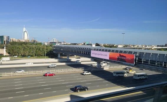 دبئی کی سڑک، بڑی روڈ سائیڈ آؤٹ ڈور بل بورڈ۔