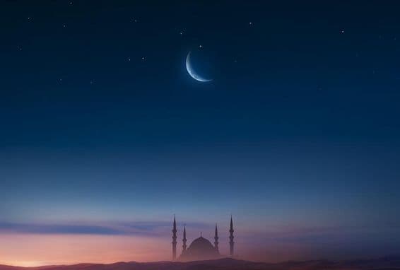 چاند کے ساتھ آسمان میں غروب آفتاب کے وقت مسجد۔