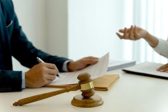 قانونی دفتر میں کمپنی کے لئے قانونی دستاویزات تیار کی جا رہی ہیں۔