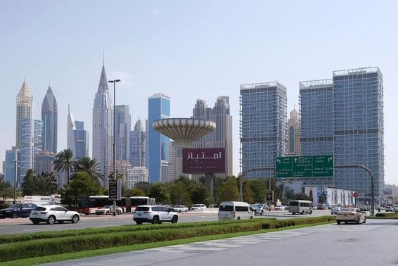 دبئی کی اسکائی سکریپرز کی روڈ سے دیکھی گئی تصویر