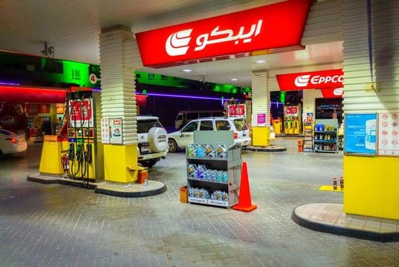 دبئی میں رات کو ایپکو سٹی پیٹرول اسٹیشن