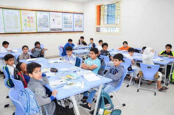 عربی طلباء کے گروپ کے ساتھ ایک کلاس روم