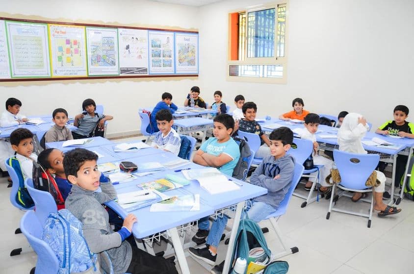 عربی طلباء کے گروپ کے ساتھ ایک کلاس روم