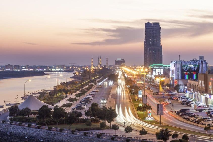 رات کے وقت روشن راس الخیمہ کریک اور کورنیش