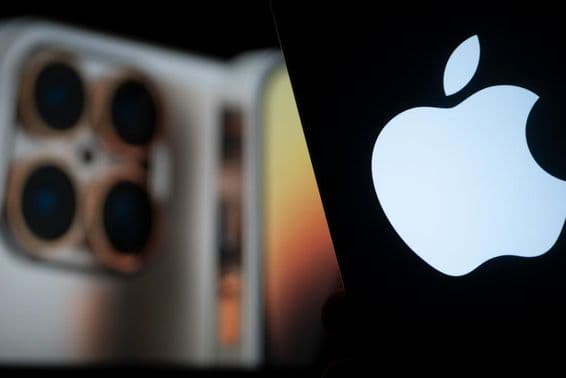 اسکرین پر ایپل کا نیا آئی فون ۱۷ پیش کرنا۔