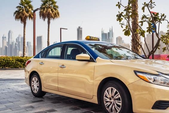 دبئی کی ایک سڑک پر چلتی ہوئی ٹیکسی۔