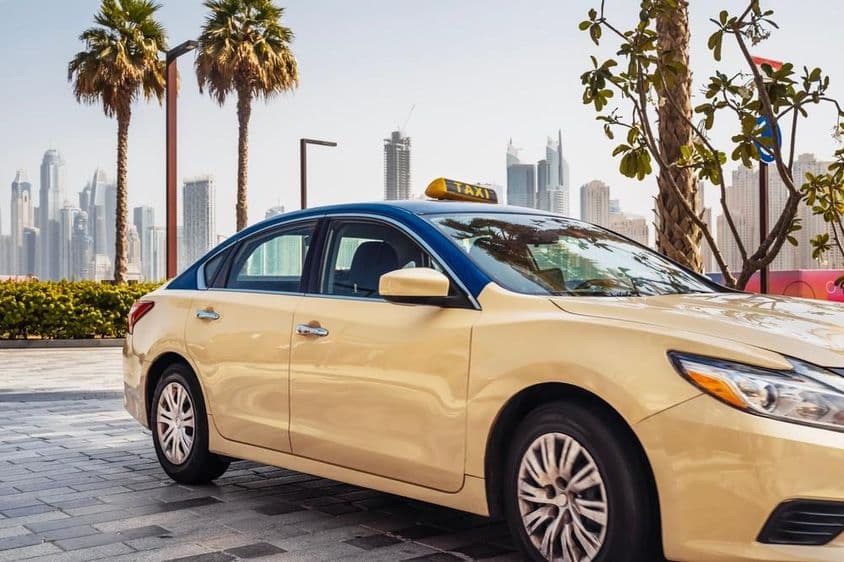 دبئی کی ایک سڑک پر چلتی ہوئی ٹیکسی۔