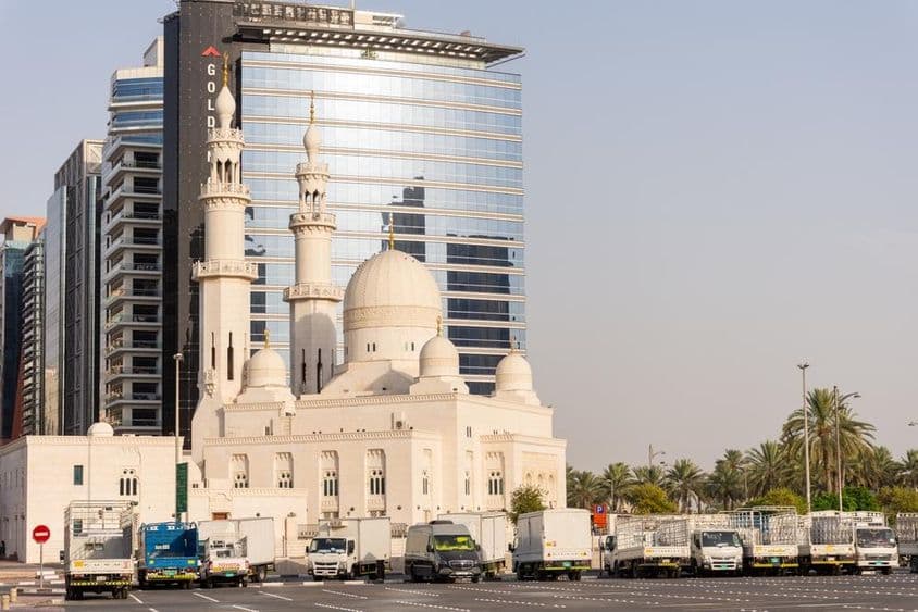 دبئی میں ال یعقوب مسجد کے سامنے پارکنگ۔