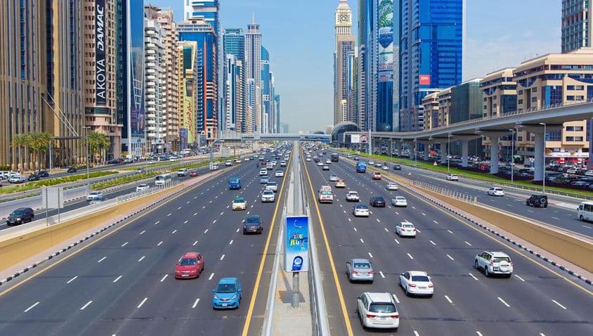 دبئی کی مصروف شیخ زائد روڈ۔
