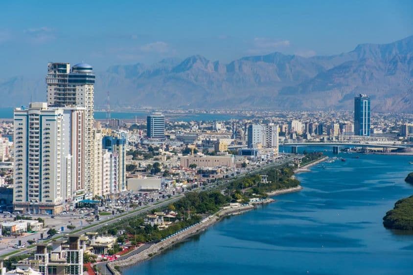 راس الخیمہ شمالی دبئی میں، شہر اور جبل جیس کے منظر کے ساتھ۔
