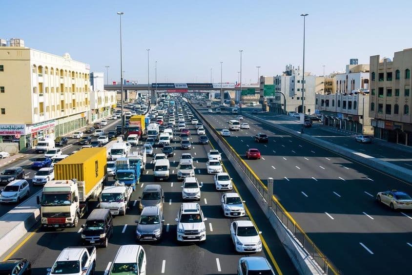 دبئی کے مضافات میں ٹریفک جام