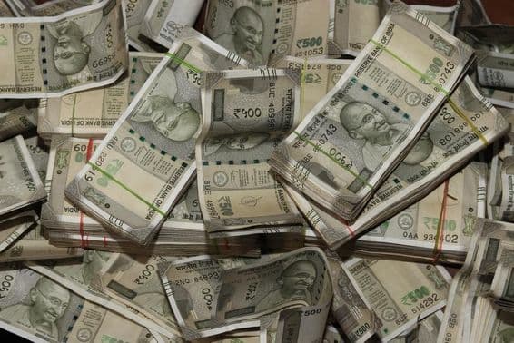 بھارتی کرنسی کے انبار، ۵۰۰ روپے کے نوٹ۔
