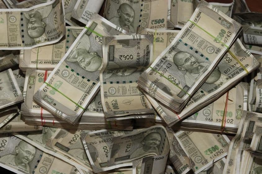 بھارتی کرنسی کے انبار، ۵۰۰ روپے کے نوٹ۔