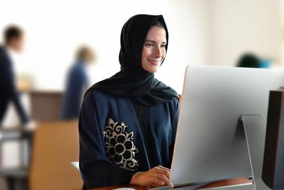 عربی استاد اسکول میں عبایا اور حجاب پہنے ہوئے۔