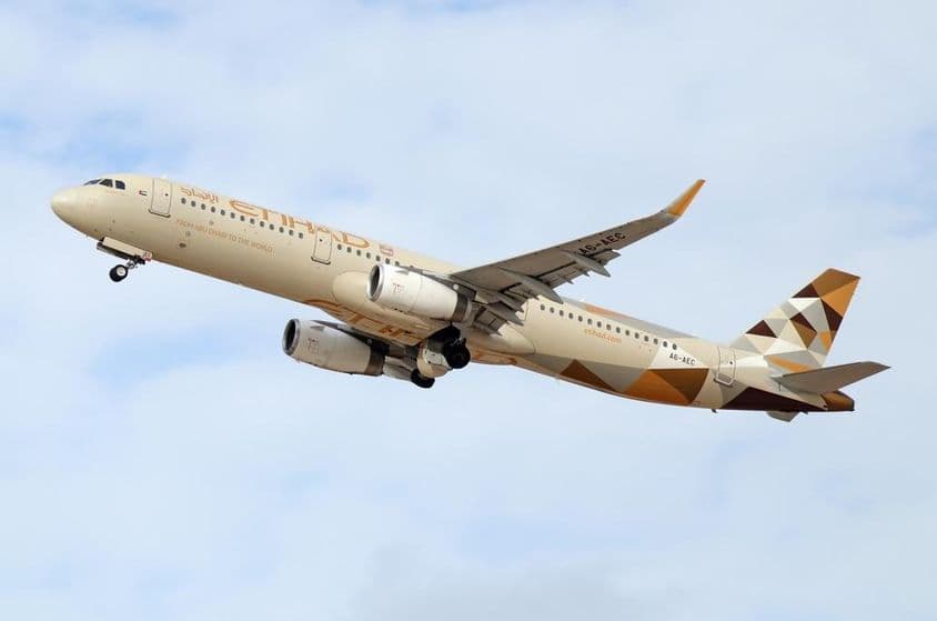 ائر بس A321-231 - ایتیہاد ایئرویز بن گوریان ایئرپورٹ سے اُڑان بھرتے ہوئے۔