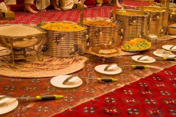 دبئی میں مہمانوں کے لئے سجی سنہری ضیافت کی میز کا منظر۔