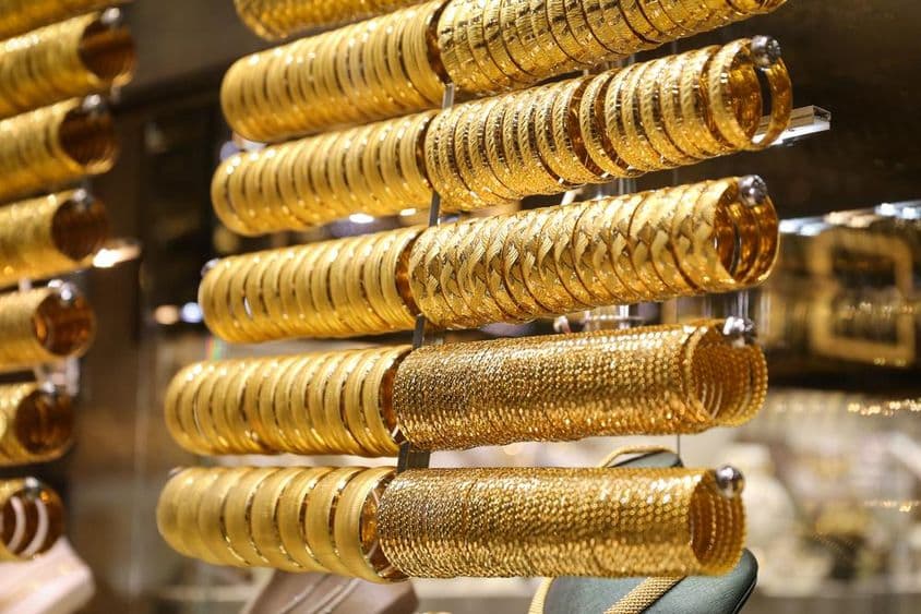 دبئی میں زیورات کی دکان کی کھڑکی میں سونے کے کنگن۔