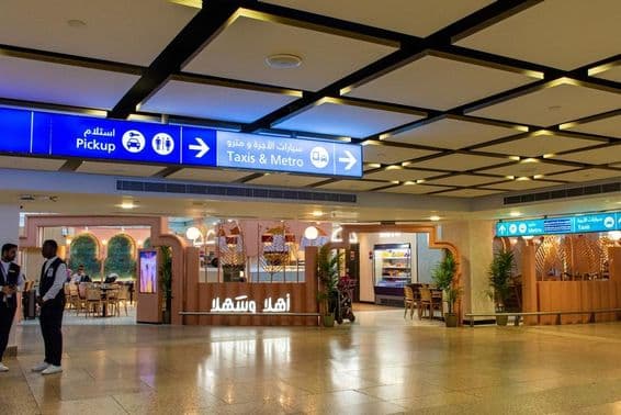 دبئی انٹرنیشنل ایئرپورٹ پر ٹیکسیوں اور میٹروز کے کنٹرول اسکرینز۔