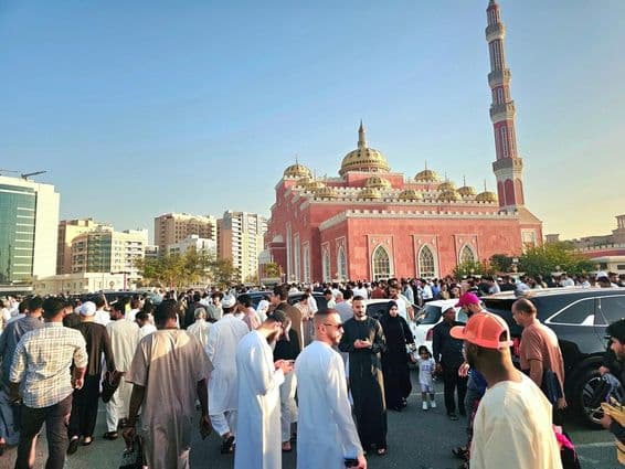 گنبدوں اور اونچے میناروں والی بڑی مسجد کے سامنے جمع ہونے والا بڑا ہجوم۔