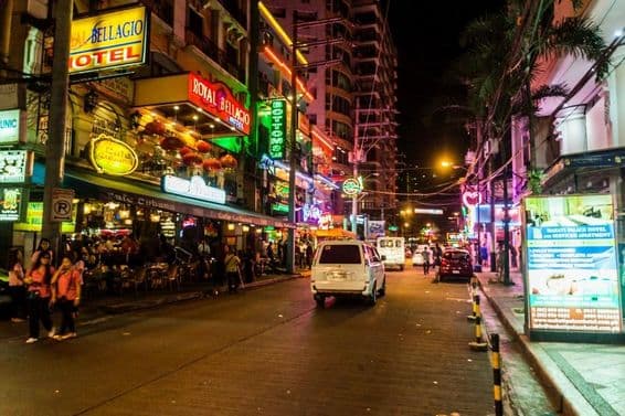 مکاتی سٹی، منیلا، فلپائن میں برگوس اسٹریٹ۔