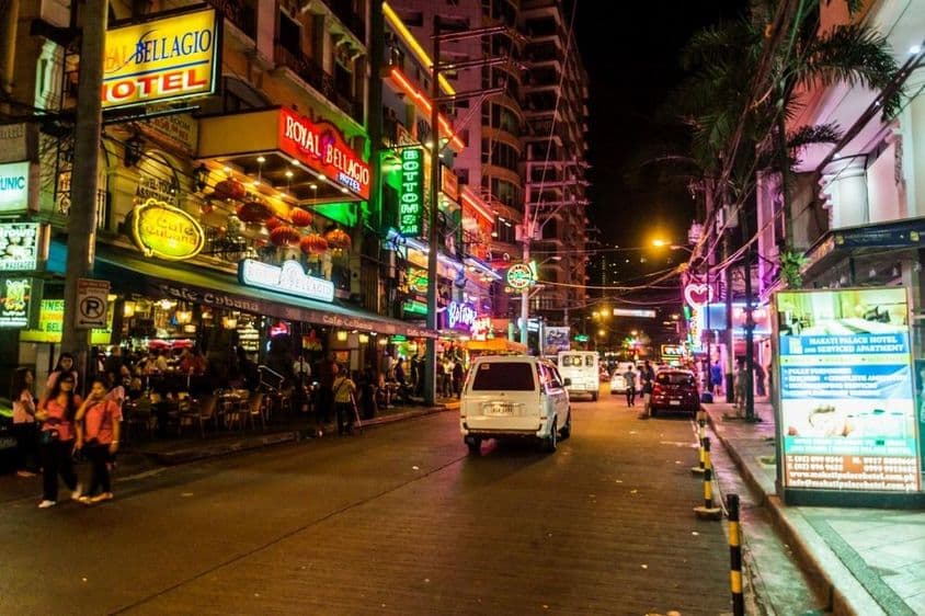 مکاتی سٹی، منیلا، فلپائن میں برگوس اسٹریٹ۔