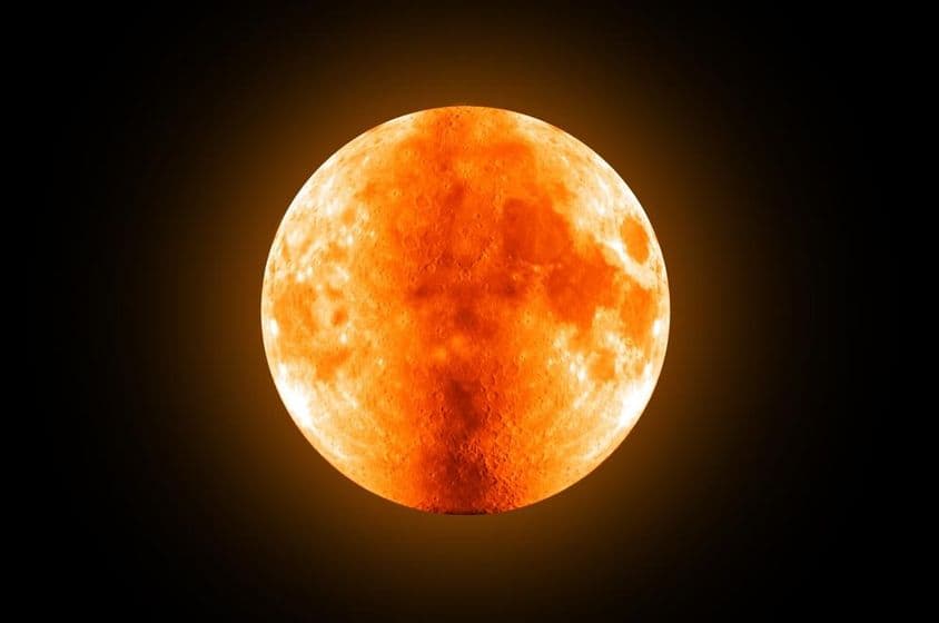 آسمان میں سرخ مکمل چاند۔