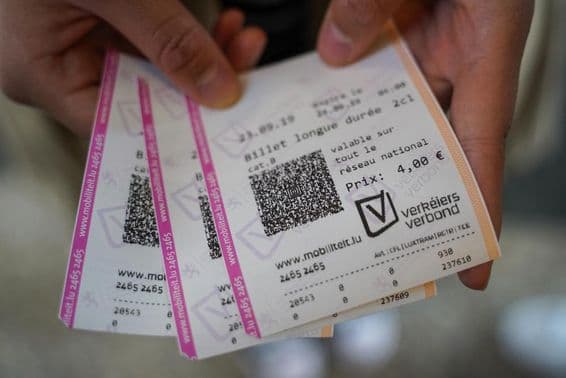 ایک نوجوان اپنی ہاتھ میں ٹکٹ لیے ہوئے