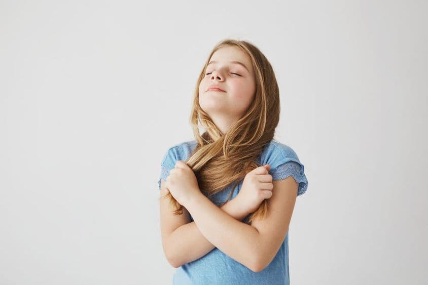 ایک خوبصورت سنہری لڑکی تازہ ہوا کا گہرا سانس لے رہی ہے۔