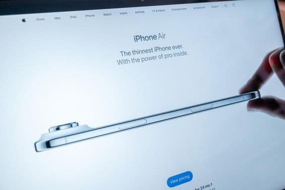 میک بک اسکرین پر ایپل کی ویب سائٹ پر iPhone Air شو کی جا رہی ہے۔