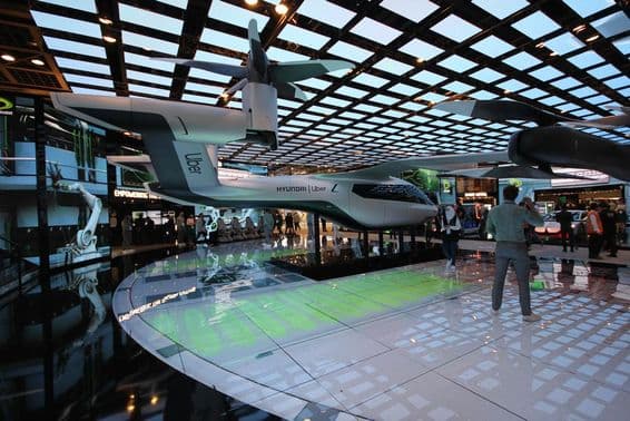 حیونڈے اوبر کی مکمل سائز ہوئی ٹیکسی ماڈل اتصلات پویلین میں نمائش کے لئے موجود