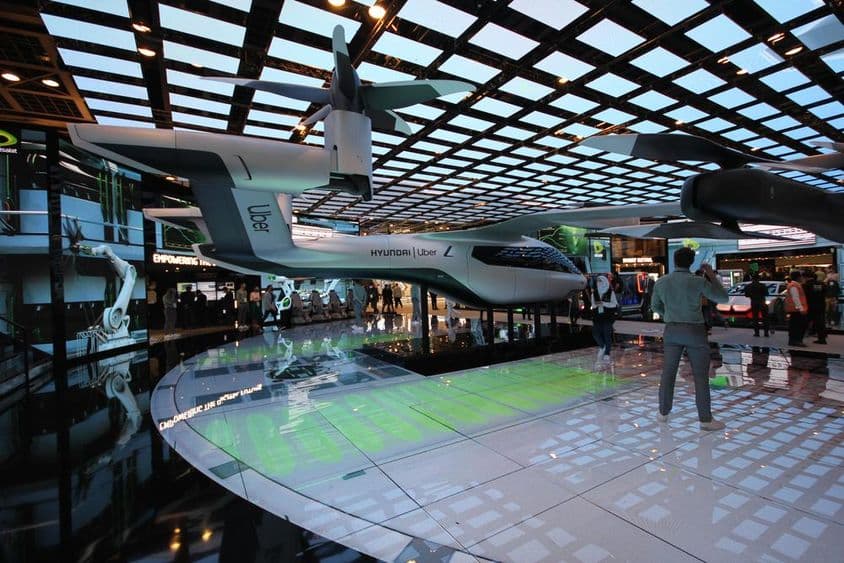 حیونڈے اوبر کی مکمل سائز ہوئی ٹیکسی ماڈل اتصلات پویلین میں نمائش کے لئے موجود