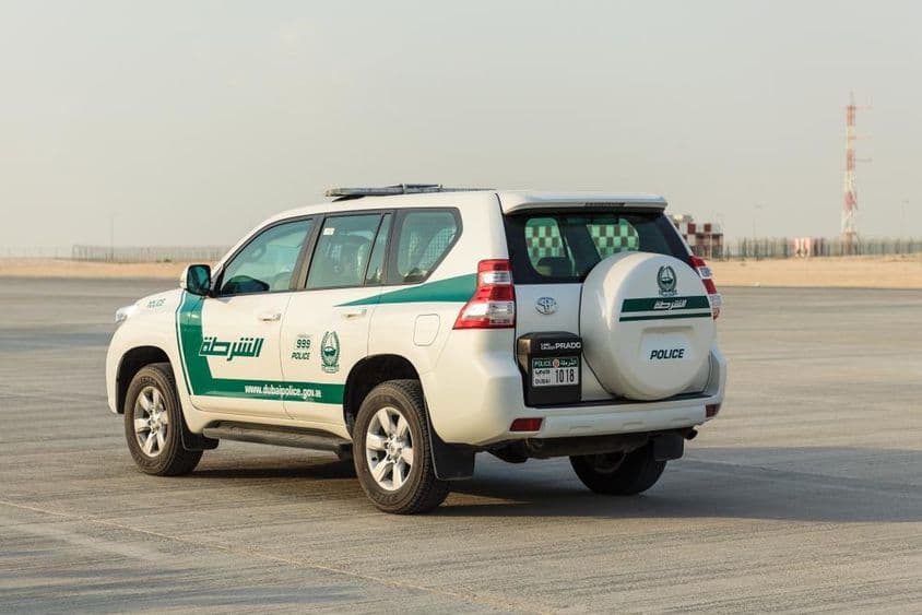 دبئی کی پولیس کی گاڑی انتظار کرتے ہوئے۔