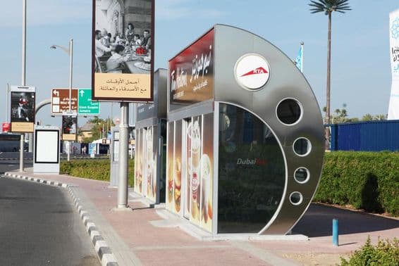 دبئی میں ائر کنڈیشنڈ بس اسٹاپس۔