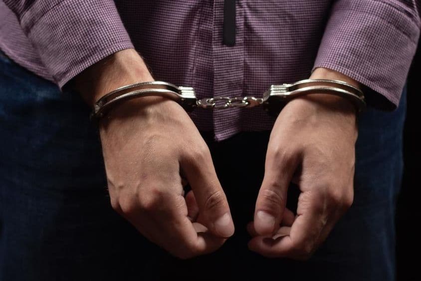 چوری اور دھوکہ دہی کے لئے ہتھکڑیوں میں گرفتار چور۔
