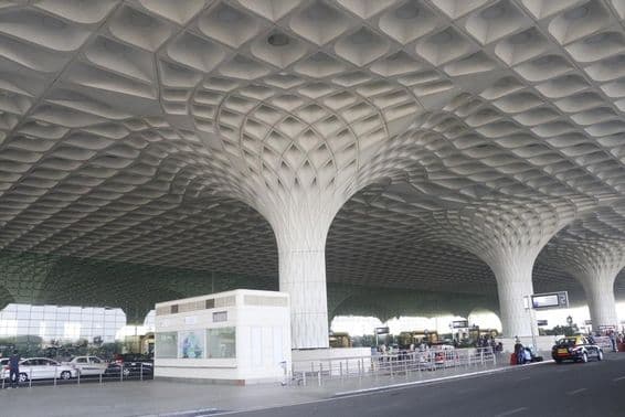 ممبئی بین الاقوامی ایئرپورٹ کا بیرونی منظر۔