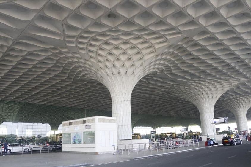 ممبئی بین الاقوامی ایئرپورٹ کا بیرونی منظر۔