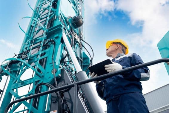 صنعت میں کارکن ایک ڈیجیٹل ٹیبلٹ کا استعمال کرتے ہوئے ڈرلنگ پلیٹ فارم کو کنٹرول کر رہا ہے۔