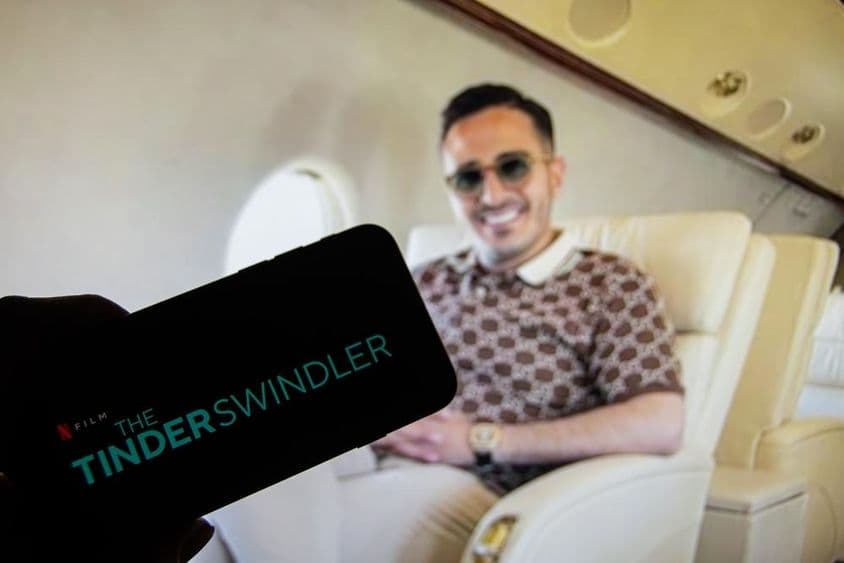 نیٹ فلکس کی نئی فلم، دی ٹنڈر سونڈلر۔