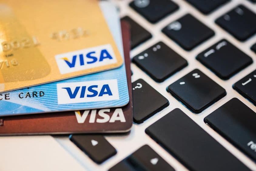 میبک کی بورڈ پر ویزا کارڈز۔