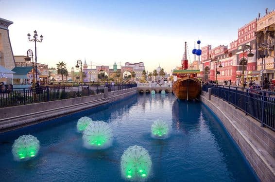 دبئی کے گلوبل ولیج میں دیہی پایلیونز کا خوبصورت منظر۔