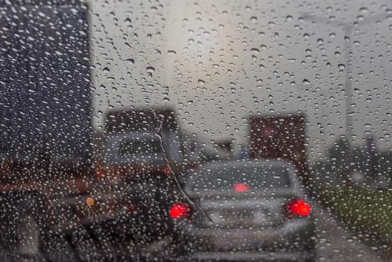 دبئی کا منظر بارش والی کھڑکی کے ذریعے۔