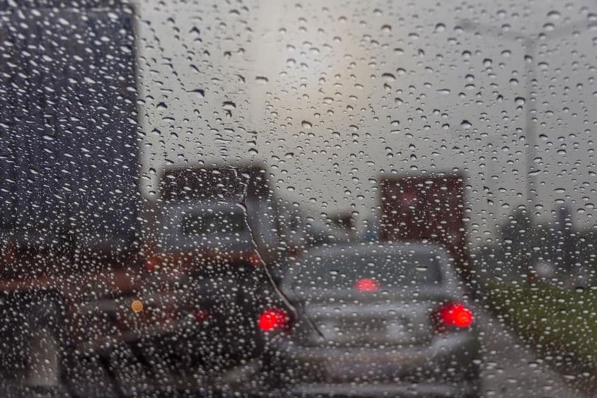 دبئی کا منظر بارش والی کھڑکی کے ذریعے۔