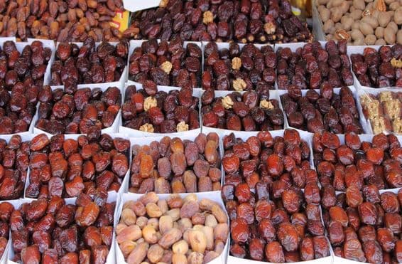 روایتی دستکاری مارکیٹ میں فروخت کیلئے کھجور کی کھڑکی